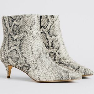 NWT 🛍️ Express Snakeskin Booties